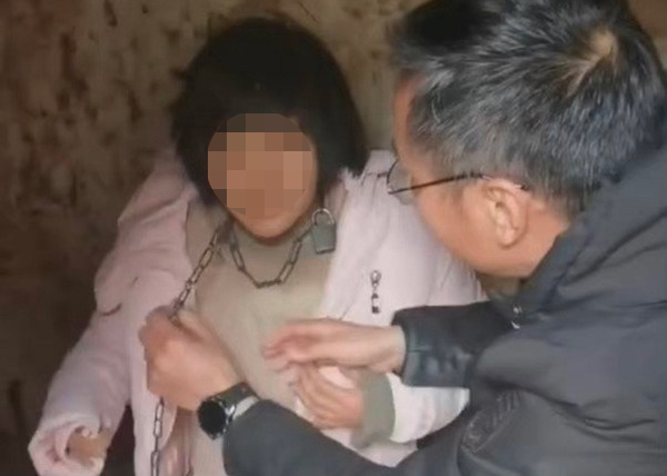 실종됐던 여성이 중국 장쑤성 쉬저우의 한 시골마을 헛간에서 목에 쇠사슬을 찬 채 발견돼 중국 사회에 파문이 일고 있다. 이 여성은 마을 남성 둥모씨와 사이에서 8명의 아이를 낳은 것으로 확인됐지만, 현지 경찰은 인신매매가 아니라 결혼이라고 발표해 중국 대중의 격분을 일으켰다. | 웨이보