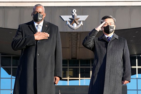2021년 12월 2일 오스틴 미 국방장관(왼쪽)과 서욱 국방부 장관이 서울 국방부에서 열린 환영식에서 경례하고 있다. (Ahn Young-Joon/POOL/AFP via Getty Images)