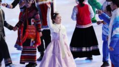 中 올림픽서 한복 입고 오성홍기 든 여성 등장…“문화공정” 반발