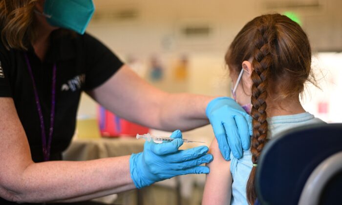 2022년 1월 19일 로스앤젤레스에서 간호사가 1회분의 코로나-19 백신을 투여하고 있다. | Robyn Beck/AFP via Getty Images/연합