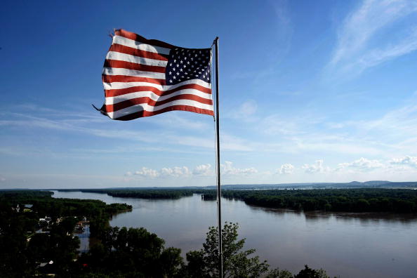 미국 미시시피 강 유역에 미국 국기인 성조기가 게양됐다. 2008.7.20 | Win McNamee/Getty Images