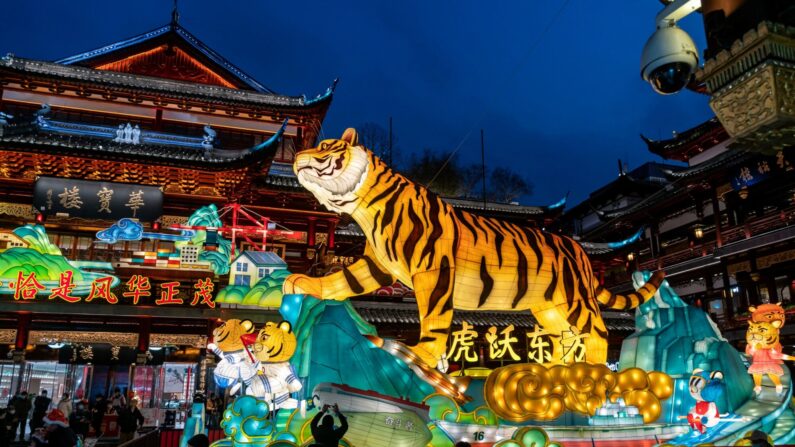 2022년 1월 19일 상하이 Yuyuan 가든에서 열린 등불쇼에서 호랑이 등을 구경하는 사람들 | STR/AFP via Getty Images
