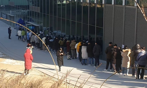 29일 오후 중국 베이징시 차오양구의 한 코로나19 검사소에 시민들이 줄지어 서 있는 모습 | 연합뉴스