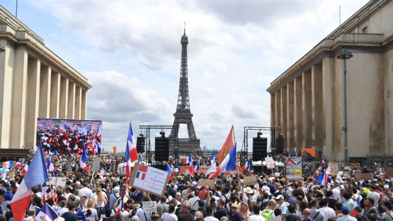 2021년 7월 24일 파리의 에펠탑 앞 백신패스를 반대하는 사람들 (ALAIN JOCARD/AFP via Getty Images) 
