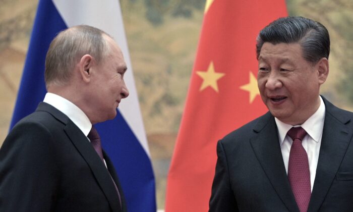 블라디미르 푸틴 러시아 대통령(좌)과 시진핑(習近平) 중국 국가주석이 지난 4일 베이징 정상회담 중 기념촬영을 위해 자세를 취하고 있다. 2022.2.4 | ALEXEI DRUZHININ/Sputnik/AFP via Getty Images/연합