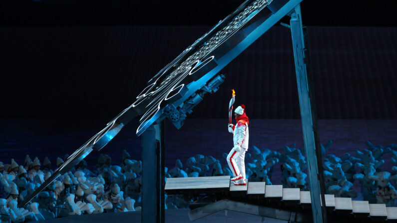 2022년 2월 4일 베이징 국립경기장에서 열린 2022 베이징 동계올림픽 개막식에서 성화에 불을 붙이는 중국 대표팀의 Dinigeer Yilamujiang. (Ezra Shaw/Getty Images)