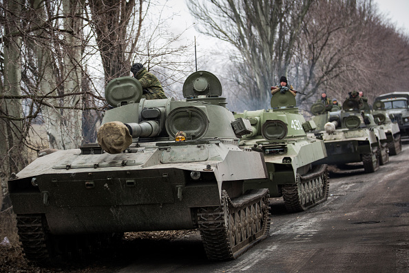 친러시아 반군들이 2015년 2월 26일 우크라이나 체르보네에서 열린 2차 민스크 협정에 따라 탱크와 중무기를 최전선에서 멀리 이동시키고 있다 | Andrew Burton/Getty Images