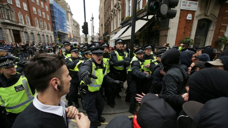 2017년 4월 1일, 안티파 운동가들이 런던 중심부에서 극우 잉글리시 디펜스 리그와 브리튼 퍼스트의 행진에 반대하는 경찰과 충돌하고 있다. (Chip Somodevilla/Getty Images)