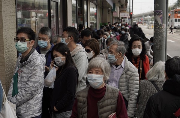 홍콩에서 시민들이 마스크를 사기 위해 판매점 앞에 길게 줄지어 서서 차례를 기다리고 있다. | AP/연합 