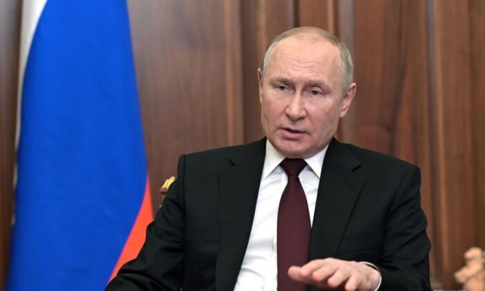 블라디미르 푸틴 러시아 대통령이 러시아 모스크바 크렘린궁에서 우크라이나 동부 분리주의 지역에 대해 발언하고 있다. 2022.2.21 | Alexei Nikolsky, Sputnik, Kremlin Pool Photo via AP/연합