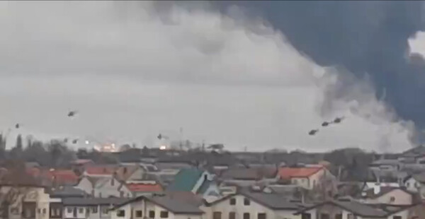 우크라이나 수도 키예프 상공에 공격용 헬기가 다수 비행하는 가운데, 일부 건물에서 불꽃과 검은 연기가 일고 있다. | 화면 캡처