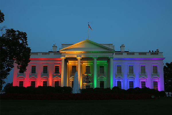 2015년 6월 26일, 워싱턴 DC에서 동성애합법화를 축하하기 위해 밝힌 동성애를 상징하는 무지개 색 조명. (Mark Wilson/Getty Images)