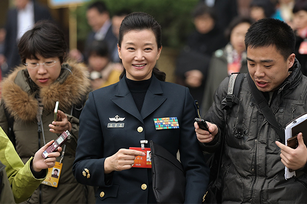 인민대표로 중국인민정치협상회의 개막식에 참석한 중국 가수 쑹쭈잉. (Lintao Zhang/Getty Images)