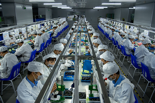 중국 선전의 한 제품 제조업체 생산 라인에서 직원들이 제품을 생산하고 있다. (Kevin Frayer/Getty Images)