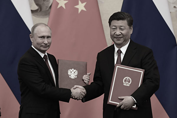 시진핑 중국 국가주석이 2018년 6월8일 베이징 인민대회장에서 블라디미르 푸틴 러시아 대통령을 만나 우정훈장을 수여한 뒤 악수하고 있다.  | Nicolas Asfouri-Pool/Getty Images