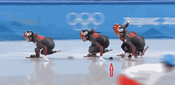 중국 쇼트트랙 선수인 판커신은 7일 여자 500m 준준결승에서 앞서 가던 캐나다 선수에게 트랙을 나타내는 블록을 밀어 넘어지게 만들었다는 비판을 받고 있다. | 영상 캡처