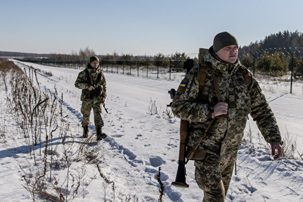 우크라이나 국경 수비대원들이 14일 우크라이나-러시아-벨라루스 접경지역에서 순찰하고 있다. | Chris McGrath/Getty Images