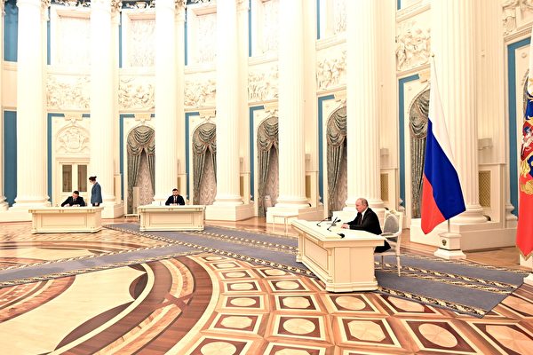 블라디미르 푸틴 러시아 대통령(우)이 21일 우크라이나 동부 분리주의 2개 지역의 독립을 인정하는 법령에 서명하고, 해당 지역 지도자(좌)들과 협약을 체결하고 있다. | 화면 캡처