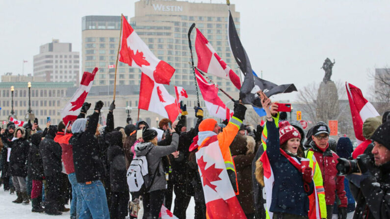 캐나다 의회 건물 주변에서 시민들이 캐나다 국기를 흔들며 백신 강요에 맞서 자유 수호를 외치고 있다. 2022.2.12 | 에포크타임스