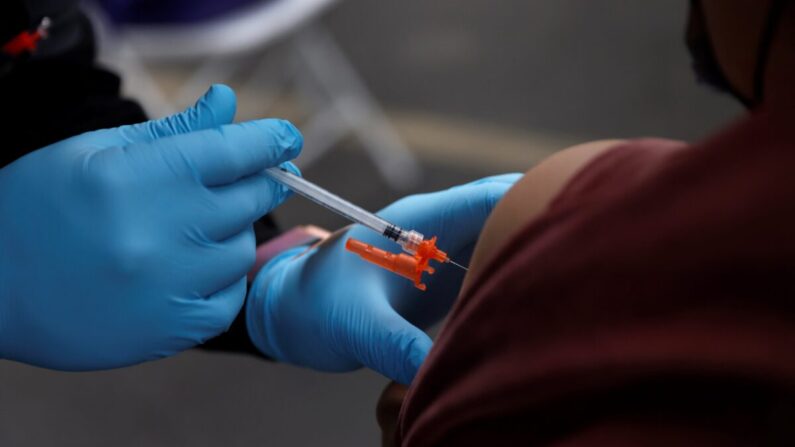 미국 캘리포니아 LA에서 화이자-바이오엔테크의 코로나19 백신을 접종하고 있다. 2022.1.29 | Shannon Stapleton/로이터/연합