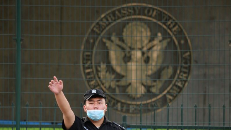 중국 보안요원이 2020년 9월 12일 베이징 주재 미국 대사관 밖에서 제스처를 취하고 있다. | Greg Baker/AFP via Getty Images