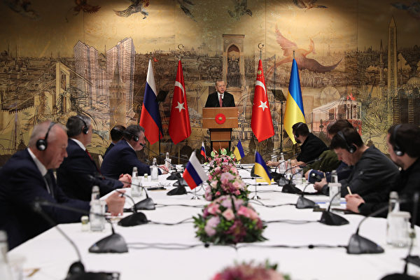29일(현지 시각) 터키 이스탄불 돌마바흐체 궁전에서 러시아-우크라이나 5차 평화협상이 열렸다 | Murat CETIN MUHURDAR / TURKISH PRESIDENTIAL PRESS SERVICE / AFP