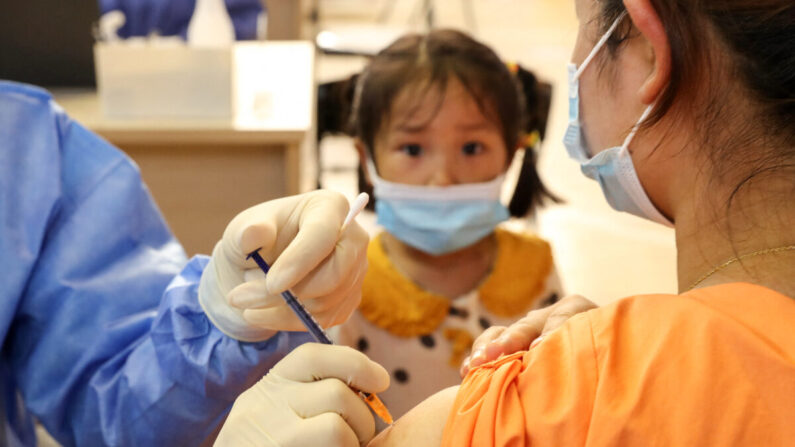 2021년 7월 5일 중국 동부 장쑤성 난퉁에서 한 어린이가 중국 국립 바이오텍 그룹(CNBG)의 코로나19 백신을 투여받고 있다.(STR/AFP via Getty Images)