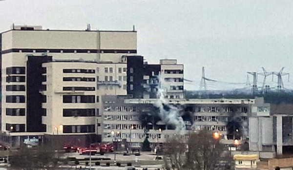 우크라이나 에네르호다르의 자포리아 원전 관리 건물이 검게 그을리고 파손된 채 연기가 피어오르고 있다. 2022.3.4 | 우크라이나 원전 공사/AP/연합