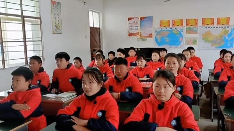 중국의 한 초등학교 6학년 교사가 학생들에게 실시한 '세뇌교육' 영상이 논란이 되고 있다. | 웨이보