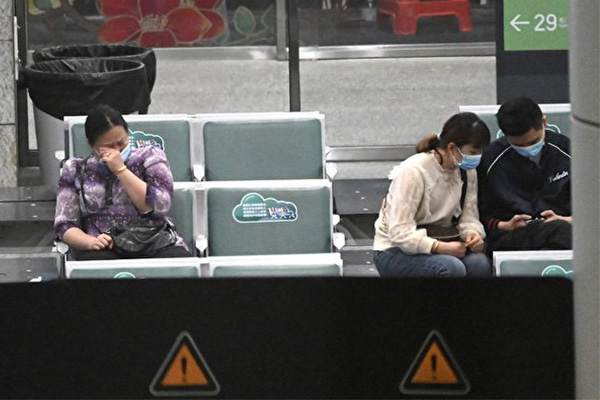 2022년 3월 21일 추락한 동방항공 항공기의 탑승객 가족들이 광저우 국제공항에서 애타게  소식을 기다리고 있다. | Noel Celis / AFP