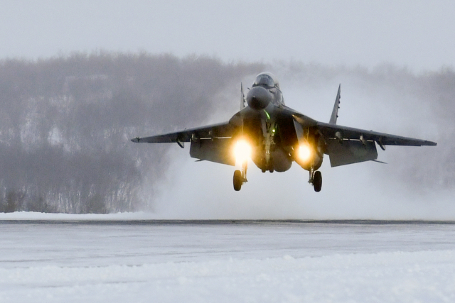 지난달 10일 러시아 북부함대의 MiG-29 전투기가 바렌츠해와 콜라 반도 상공에서 훈련 비행을 수행하고 있는 모습. | 타스/연합