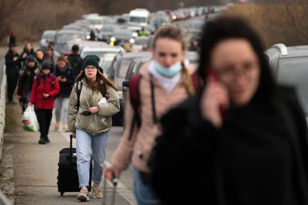 우크라이나 난민들이 2월 26일(현지 시간) 우크라이나 국경을 넘어 몰도바로 향하기 위해 이동하고 있다. | 연합뉴스