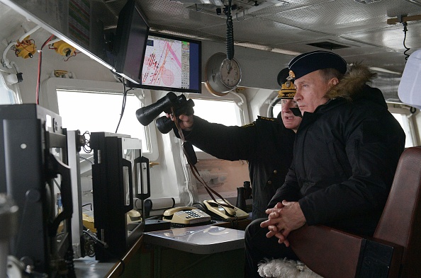 블라디미르 푸틴 러시아 대통령이 2020년 1월 9일 크림반도 앞바다 흑해에서 북해 함대와 흑해 함대의 연합훈련을 참관하고 있다. | ALEXEY DRUZHININ/SPUTNIK/AFP via Getty Images