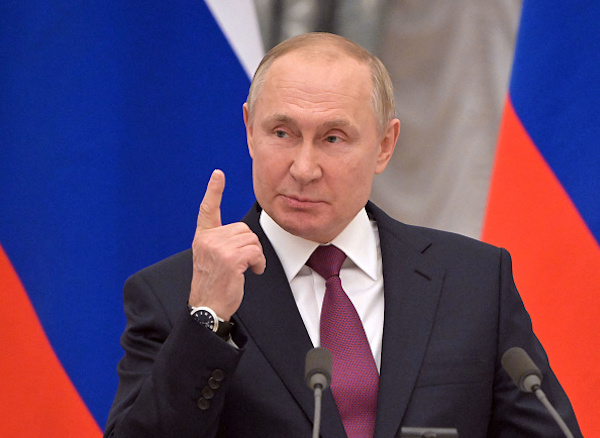 블라디미르 푸틴 러시아 대통령이 2022년 2월 15일 모스크바 크렘린궁에서 독일 총리와 공동기자회견을 하고 있다 | MIKHAIL KLIMENTYEV/Sputnik/AFP via Getty Images
