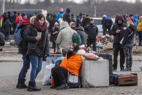 우크라이나 시민들이 2022년 2월 27일 러시아 침공을 피해 우크라이나 국경에 있는 폴란드 동부 메디카에 도착해있는 모습 | WOJTEK RADWANSKI/AFP via Getty Images