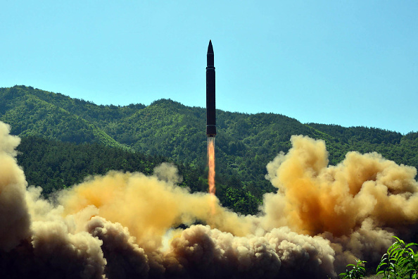 북한 조선중앙통신이 공개한 2017년 7월 4일 촬영된 이 사진은 대륙간탄도미사일 화성-14형의 비공개 시험발사 성공 모습을 담고 있다. | STR/AFP via Getty Images