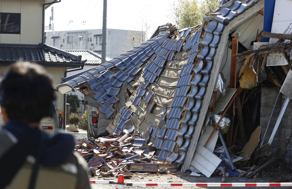 17일 오전 일본 후쿠시마현의 한 주택 지붕이 무너진 상태로 방치돼 있다. 전날 후쿠시마현 앞바다에서 규모 7.3의 강진이 발생했다. | 연합