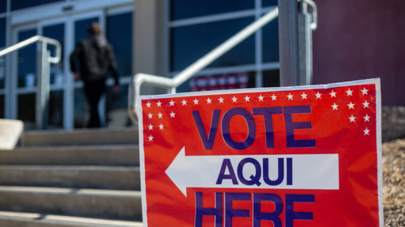 지난 1일 미국 텍사스 오스틴의 한 공공도서관 입구에 예비선거 투표소가 설치됐음을 알리는 안내판이 보인다. | Montinique Monroe/Getty Images
