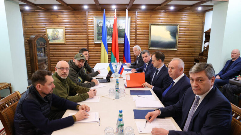 러시아와 우크라이나의 휴전협상 대표단이 벨라루스 브레스트 지역에서 협상하고 있다. 왼쪽의 우크라이나, 오른쪽이 러시아 대표단이다. 2022.3.7 | MAXIM GUCHEK/BELTA/AFP via Getty Images/연합