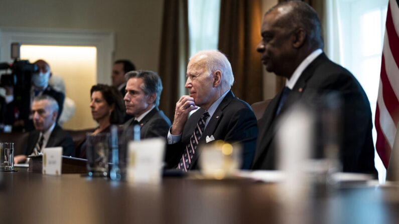 토니 블링컨 미 국무장관, 조 바이든 대통령, 로이드 오스틴 국방장관(왼쪽부터) 등이 백악관 회의에 참석하고 있다. 2022.3.10 | Doug Mills/Pool/Getty Images