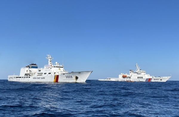 한국 해경(왼쪽)과 중국 해경이 공동 순시하는 모습 | 해양경찰청 제공