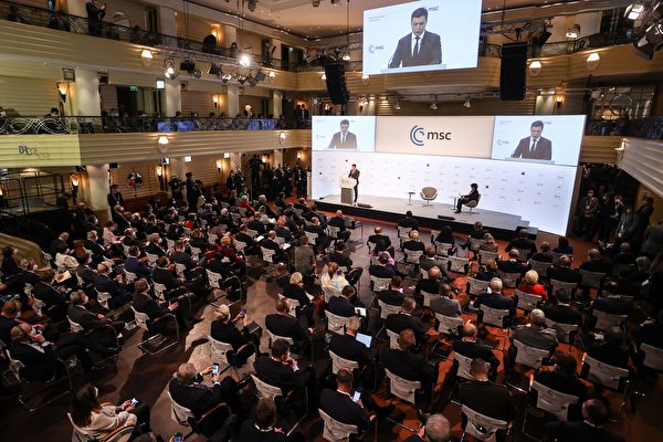 지난달 19일 독일 뮌헨 안보회의에서 블라디미르 젤렌스키 우크라이나 대통령이 발언하고 있다. 왕이(王毅) 중국공산당 외교부장은 화상만으로 발언했다. |뮌헨 안보회의 홈페이지
