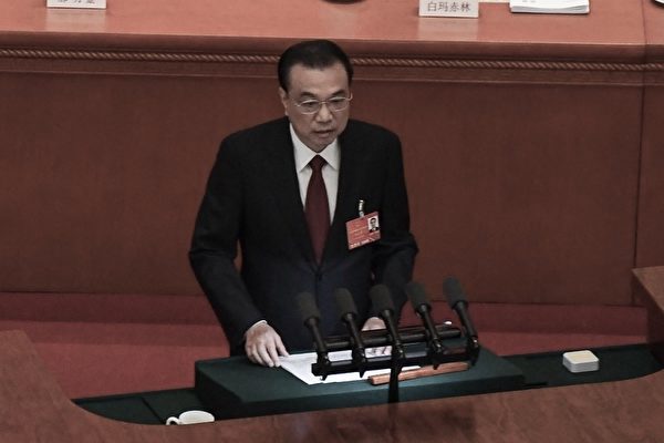 리커창 중공 국무원 총리가 지난 5일 베이징 인민대회당에서 개막한 전국인민대표대회(전인대)에 참석, 연례 정부 업무보고를 하고 있다. 2022.3.5 | AFP/연합