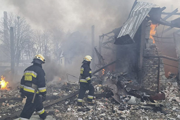 우크라이나 중남부에 위치한 도시 드니프로에서 소방대권들이 건물 잔해를 수색하고 있다. 러시아군의 비군사시설 공격이라며 우크라이나 정부가 공개한 사진. | 우크라이나 국가긴급대응팀/AFP/연합