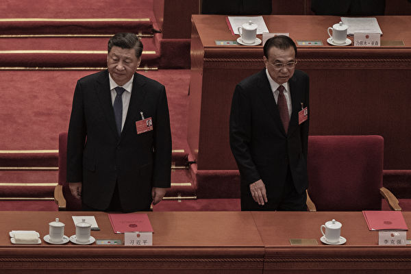 중국 베이징 인민대회당에서 열린 전국인민대표대회에 참석한 시진핑 중국 공산당 총서기(좌)와 리커창 국무원 총리(우) 2022.3.11 | Kevin Frayer/Getty Images