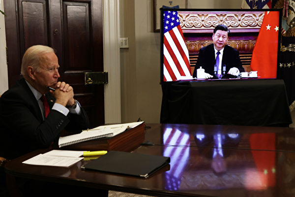 미국 조 바이든 대통령과 중국 시진핑 국가주석이 15일(현지시각) 화상으로 정상회담하고 있다. | Alex Wong/Getty Images/연합