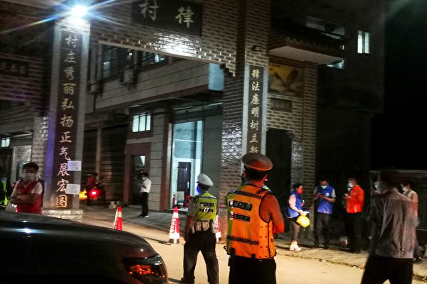 승객과 승무원 132명을 태운 중국 동방항공 여객기가 지난 21일 중국 광시좡주자치구 우저우 텅현의 야산에 추락한 가운데, 경찰이 추락 현장으로 통하는 마을 입구를 봉쇄해 외부인의 출입을 막고 있다. | AFP via Getty Images/연합