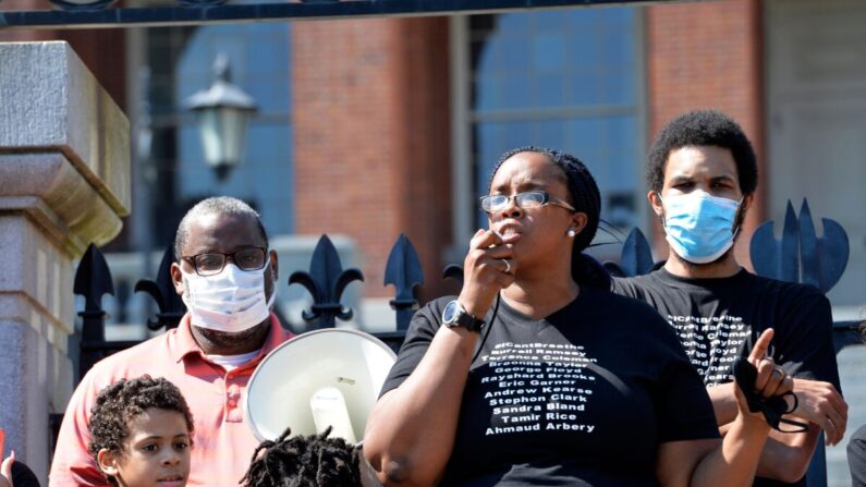 모니카 캐논-그랜트(중)가 보스턴의 블랙 라이브스 매터(BLM) 시위 현장에서 연설하고 있다. 2020.6.22 | Joseph Prezioso/AFP via Getty Images/연합
