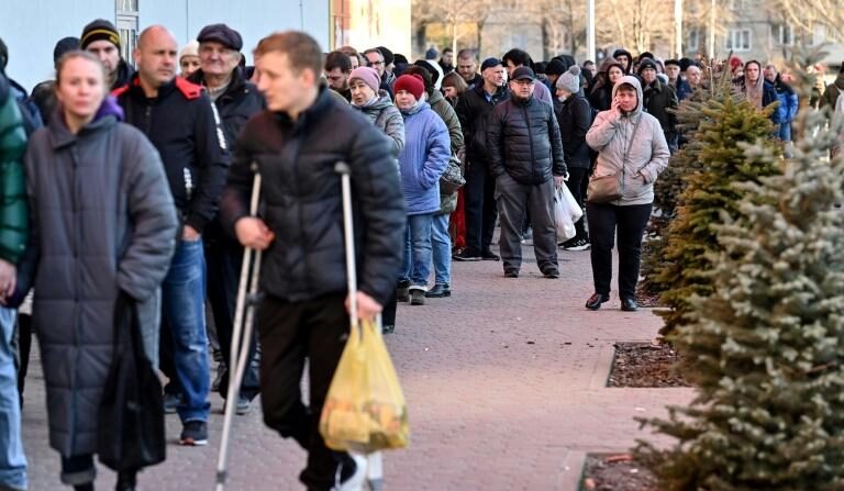 2월28일 우크라이나 수도 키예프 시내의 한 슈퍼마켓 앞에 물건을 사려는 시민들이 긴 줄을 서 있다. 2022.2.28 | 키예프=AP/연합

