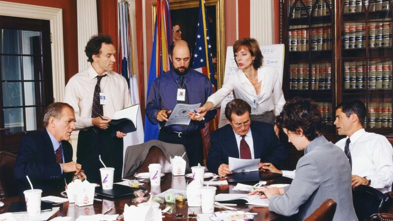 미국 NBC 정치 드라마 '웨스트 윙'의 한 장면. 대통령과 참모들이 물리적으로 가까운 거리에서 소통하는 장면이 인상적이다. 